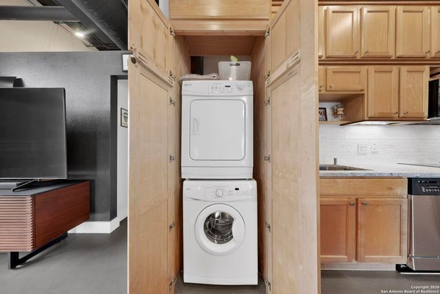 214 E Travis St Apt 402, San Antonio, TX 78205