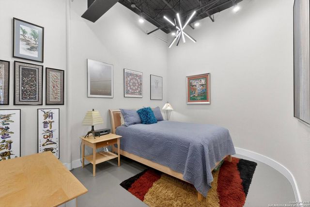 214 E Travis St Apt 402, San Antonio, TX 78205