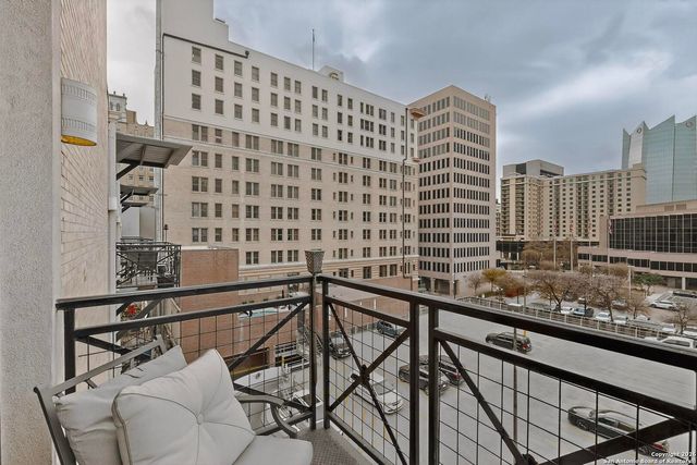 214 E Travis St Apt 402, San Antonio, TX 78205