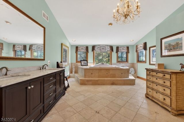 10 TARA WAY, Franklin Twp., NJ 08867