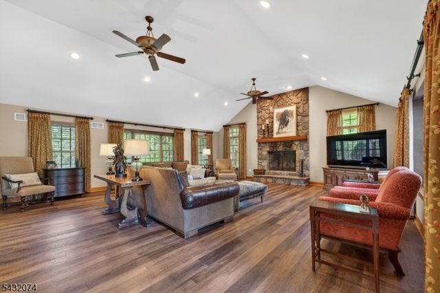 10 TARA WAY, Franklin Twp., NJ 08867