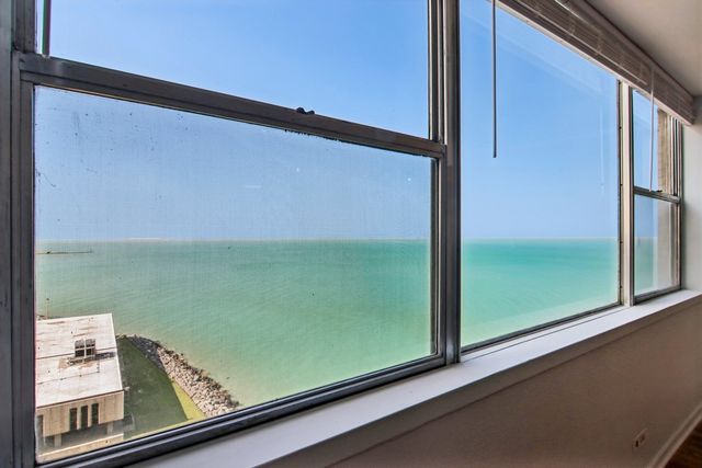 6301 N Sheridan Road 14M, Chicago, IL 60660