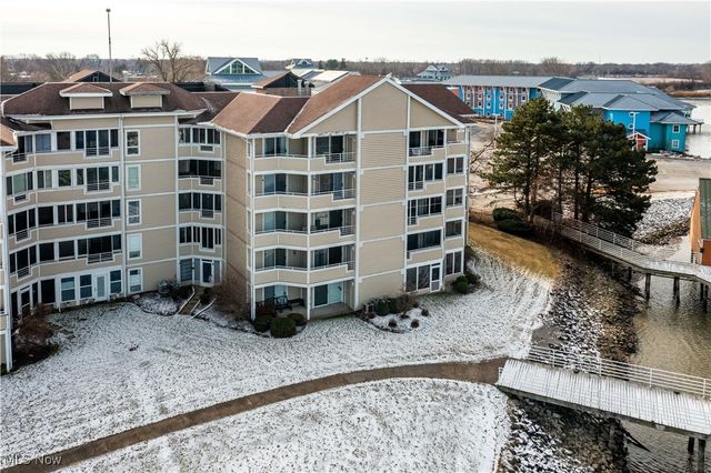 32 Marina Point Drive, Sandusky, OH 44870