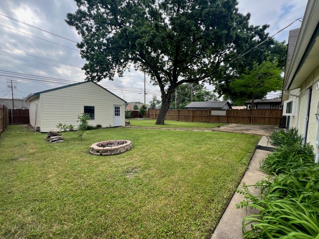 344 S Shore Place, Lewisville, TX 75067