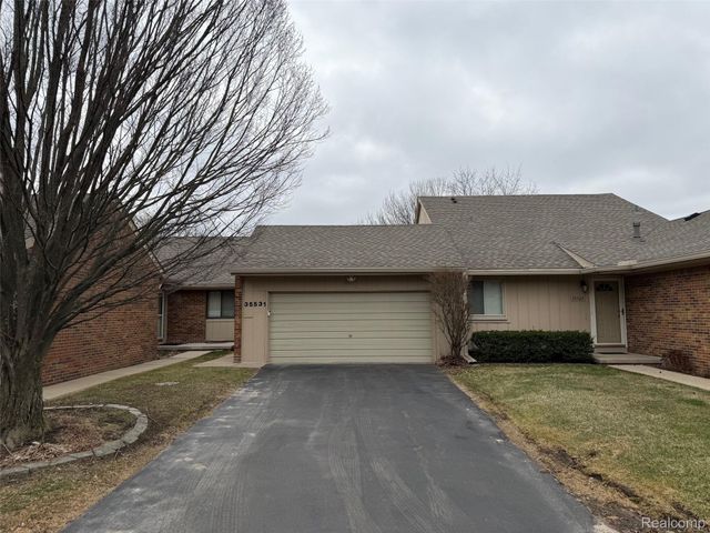 35531 Heritage Lane, Farmington, MI 48335