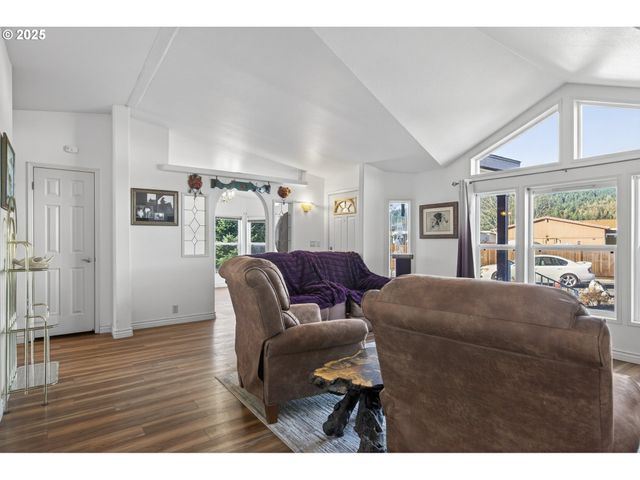 1316 SUNNY Ct, Sutherlin, OR 97479