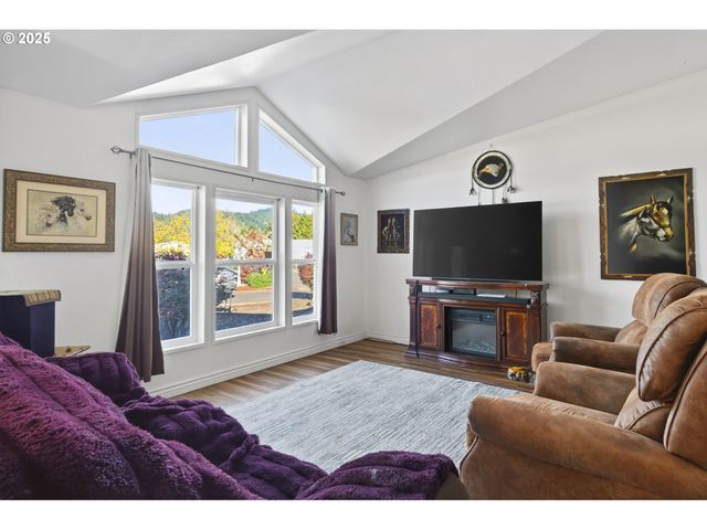 1316 SUNNY Ct, Sutherlin, OR 97479