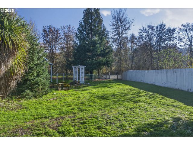 1316 SUNNY Ct, Sutherlin, OR 97479