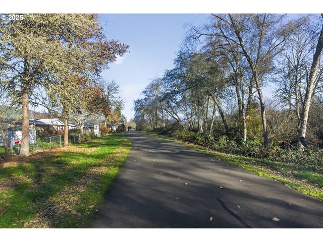 1316 SUNNY Ct, Sutherlin, OR 97479