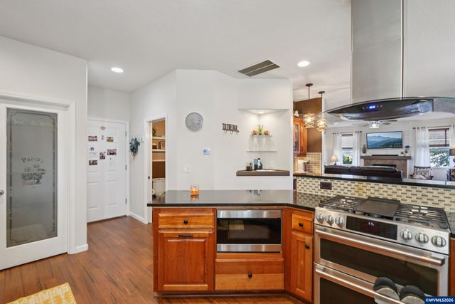 968 Eisenhower Dr NW, Salem, OR 97304