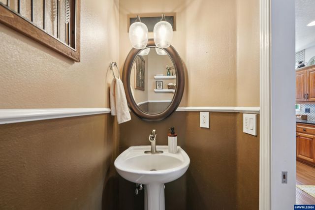 968 Eisenhower Dr NW, Salem, OR 97304