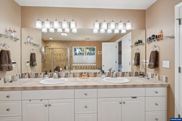 968 Eisenhower Dr NW, Salem, OR 97304