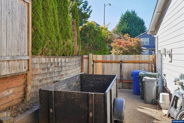 968 Eisenhower Dr NW, Salem, OR 97304