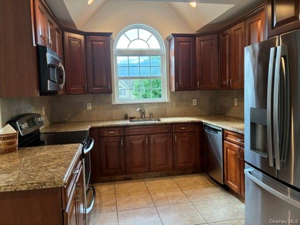 154 Christine Drive, Dix Hills, NY 11746 — photo 3