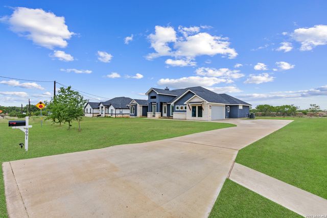 9991 Crow Ln, Adkins, TX 78101