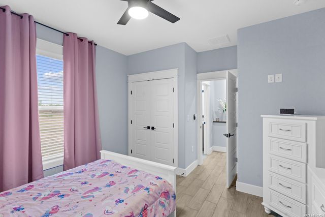 9991 Crow Ln, Adkins, TX 78101