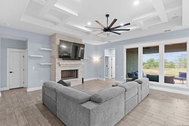 9991 Crow Ln, Adkins, TX 78101