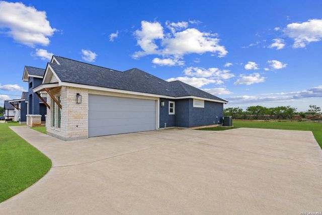 9991 Crow Ln, Adkins, TX 78101