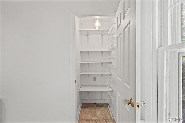 9826 Lullaby Lane, St Louis, MO 63114