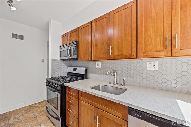 9826 Lullaby Lane, St Louis, MO 63114