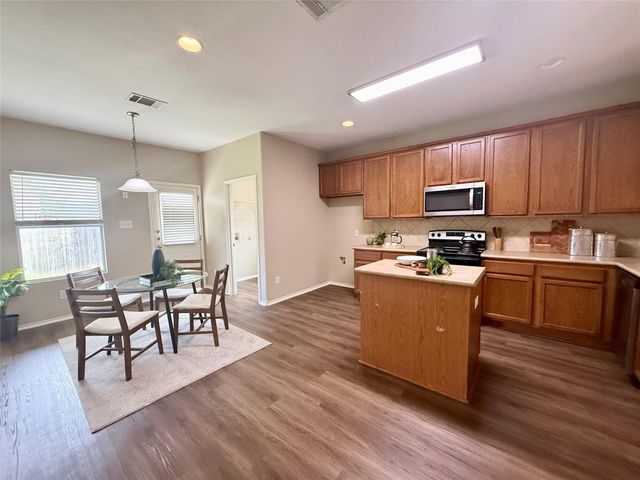 102 Williamson CV, Elgin, TX 78621