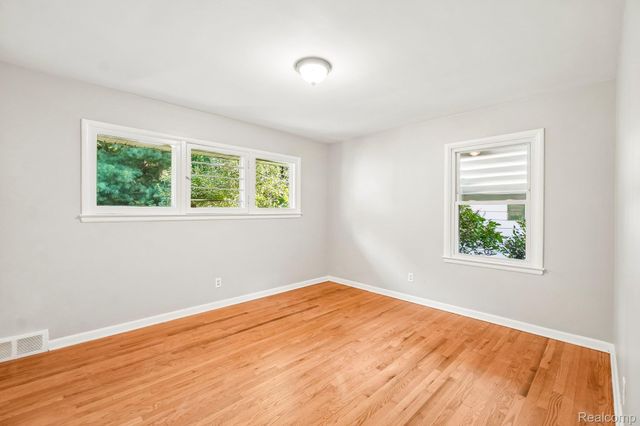 74 Barrington Road, Bloomfield Charter Township, MI 48302