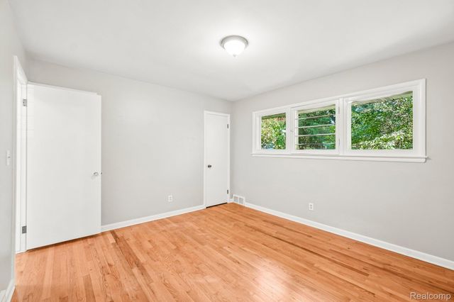 74 Barrington Road, Bloomfield Charter Township, MI 48302