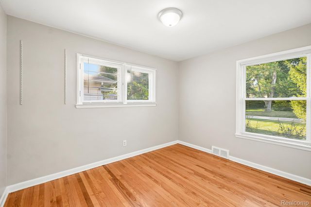 74 Barrington Road, Bloomfield Charter Township, MI 48302