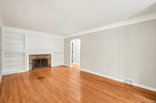 74 Barrington Road, Bloomfield Charter Township, MI 48302