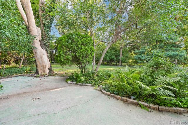 74 Barrington Road, Bloomfield Charter Township, MI 48302