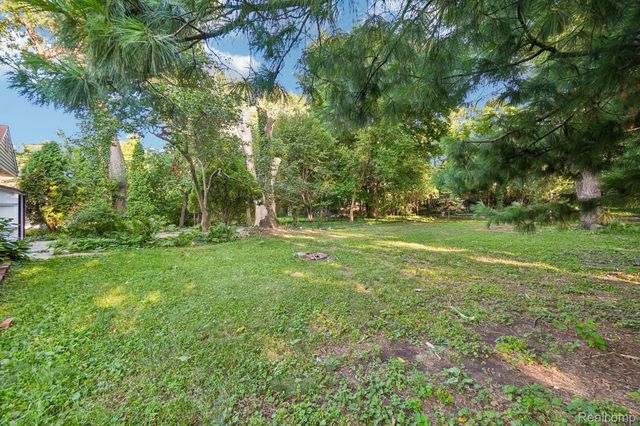 74 Barrington Road, Bloomfield Charter Township, MI 48302