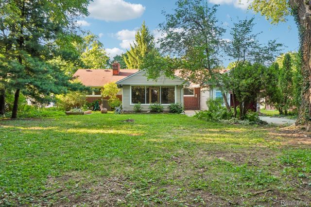 74 Barrington Road, Bloomfield Charter Township, MI 48302
