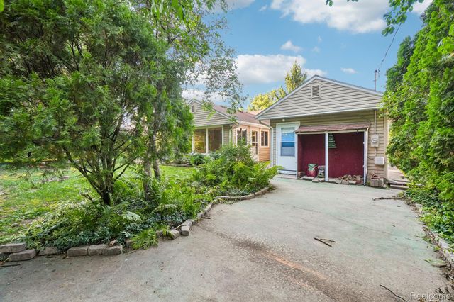 74 Barrington Road, Bloomfield Charter Township, MI 48302
