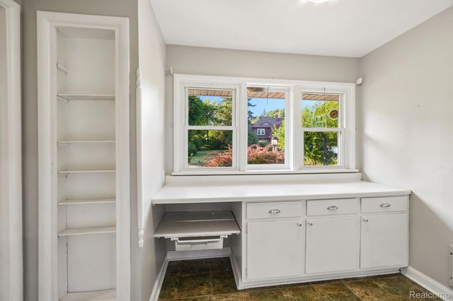 74 Barrington Road, Bloomfield Charter Township, MI 48302