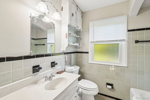 74 Barrington Road, Bloomfield Charter Township, MI 48302