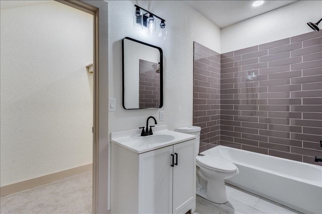 102 E Oak St, Douglass, KS 67039