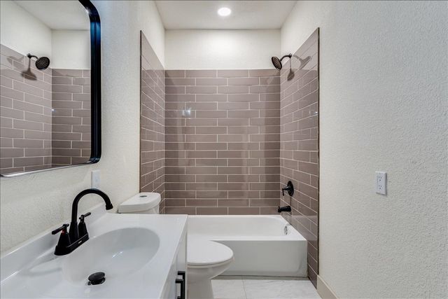 102 E Oak St, Douglass, KS 67039