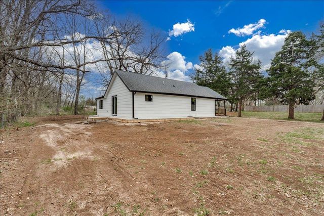 102 E Oak St, Douglass, KS 67039