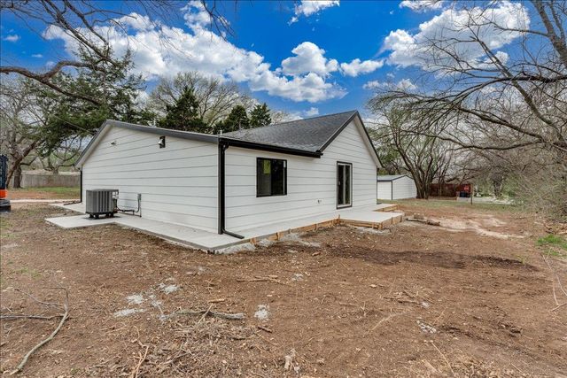 102 E Oak St, Douglass, KS 67039