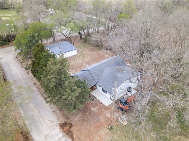 102 E Oak St, Douglass, KS 67039