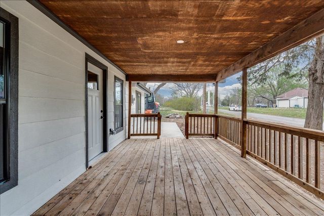 102 E Oak St, Douglass, KS 67039