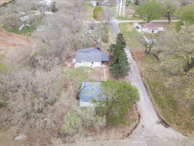 102 E Oak St, Douglass, KS 67039