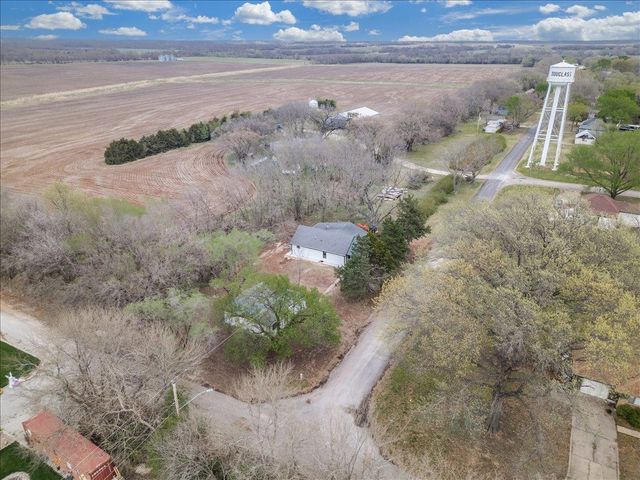 102 E Oak St, Douglass, KS 67039