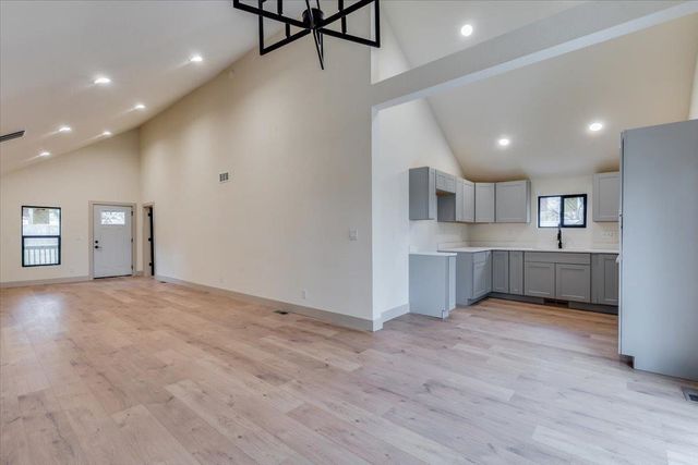 102 E Oak St, Douglass, KS 67039