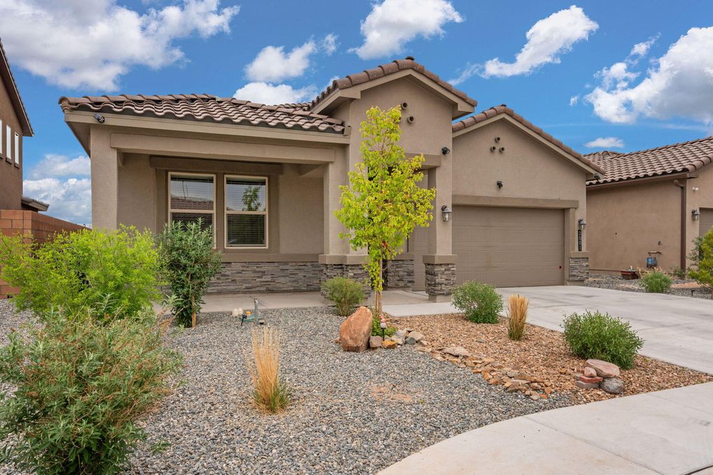 Image 8 of property listing at 2001 Canyon Wren Court SE, Albuquerque, NM 87123