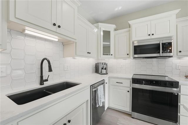 211 NW Orchard Court, Lee's Summit, MO 64063