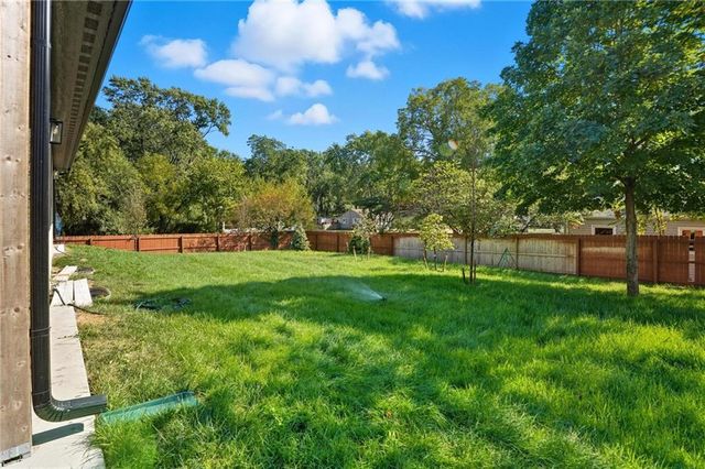 211 NW Orchard Court, Lee's Summit, MO 64063