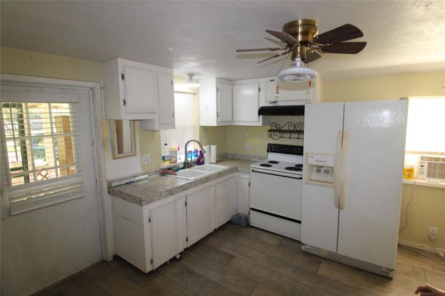 300 Yancey Big Drink, Shepherd, TX 77371