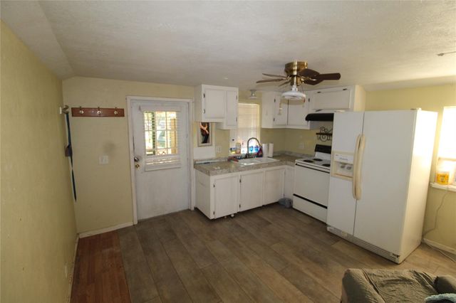 300 Yancey Big Drink, Shepherd, TX 77371