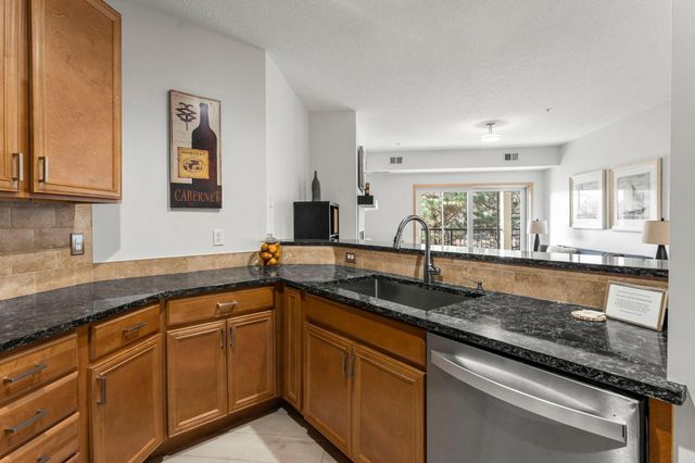 10806 S Shore Drive 103, Plymouth, MN 55441